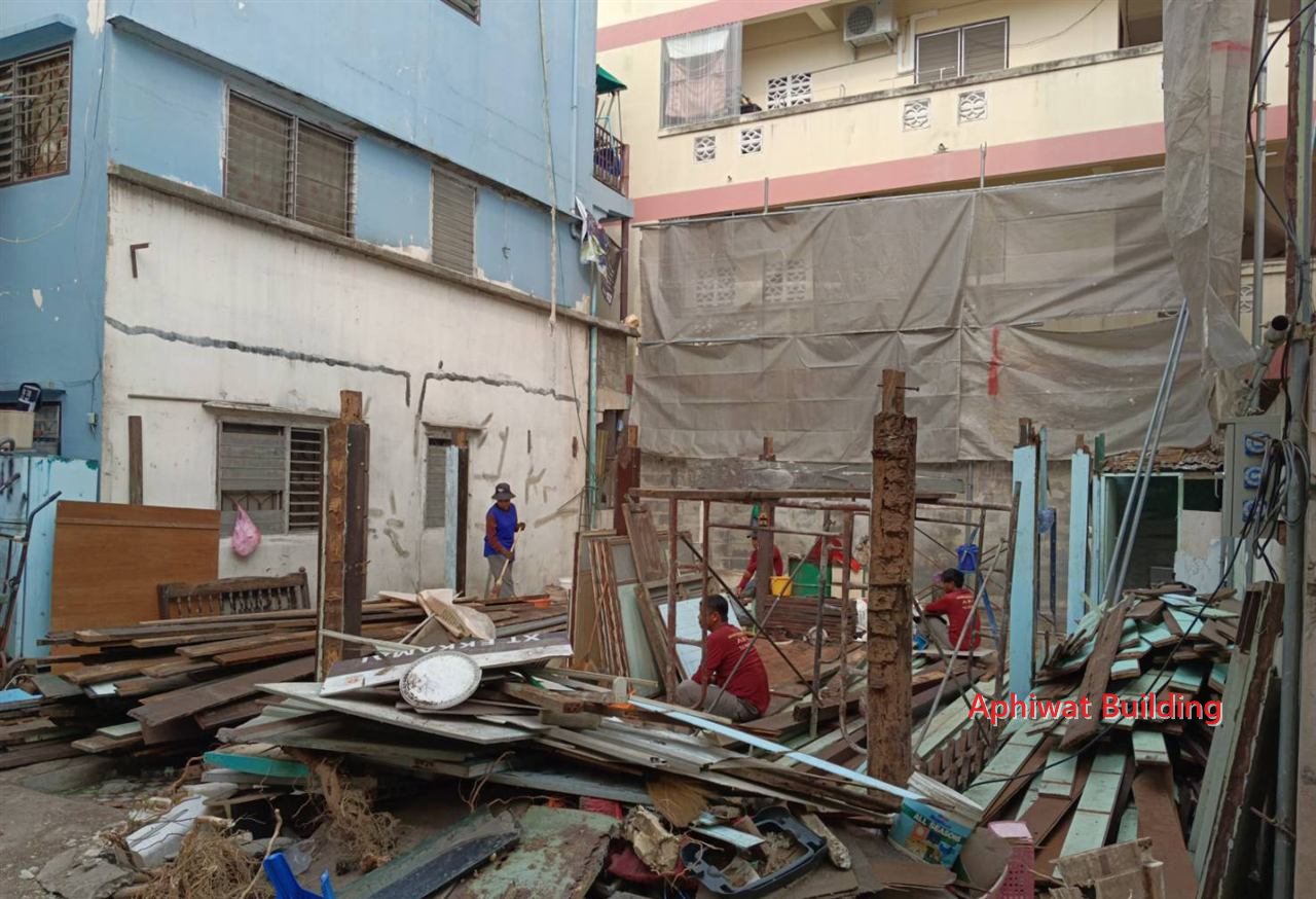 รื้อถอนบ้านไม้เดิมอายุกว่า 50 ปี — ภาพหน้างาน 7 บ้าน 3 ชั้น ย่านสุขุมวิท