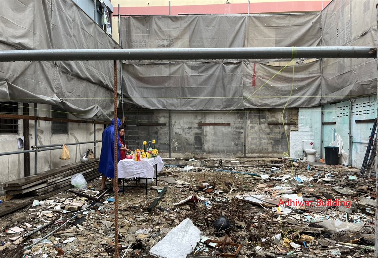 รื้อถอนบ้านไม้เดิมอายุกว่า 50 ปี — ภาพหน้างาน 10 บ้าน 3 ชั้น ย่านสุขุมวิท