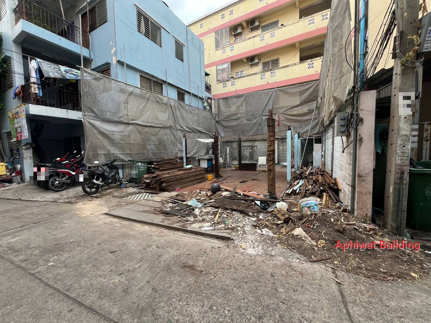 รื้อถอนบ้านไม้เดิม คัดแยกไม้และเศษวัสดุ