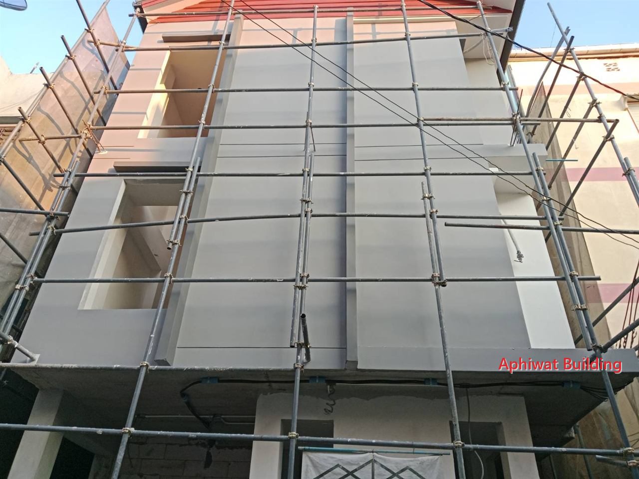 งานภายนอกและผนังระแนง — ภาพหน้างาน 3 บ้าน 3 ชั้น ย่านสุขุมวิท