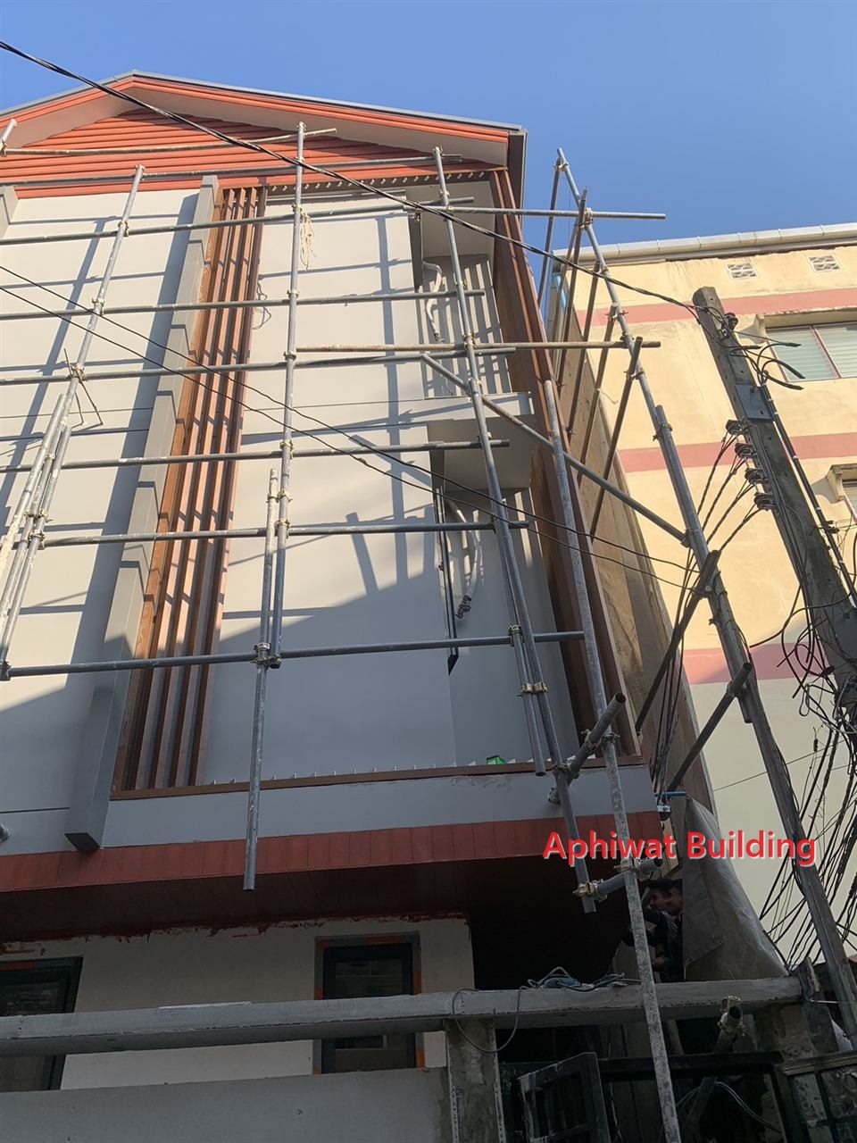 งานภายนอกและผนังระแนง — ภาพหน้างาน 4 บ้าน 3 ชั้น ย่านสุขุมวิท