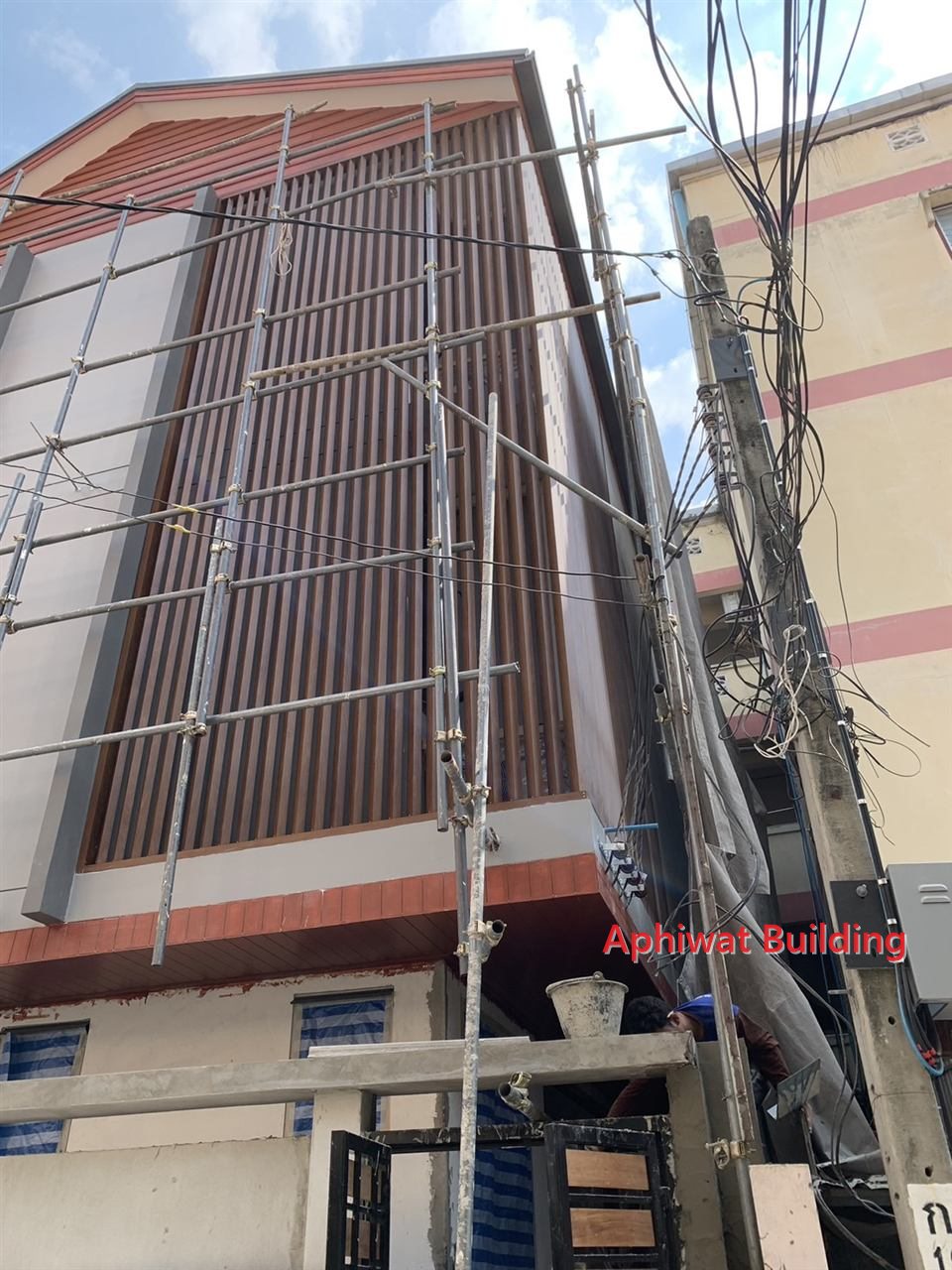 งานภายนอกและผนังระแนง — ภาพหน้างาน 5 บ้าน 3 ชั้น ย่านสุขุมวิท