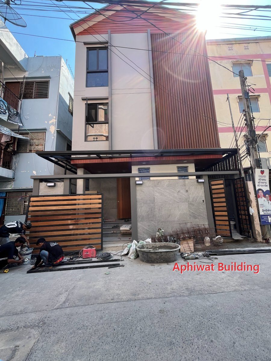 ด้านหน้าบ้านช่วงเก็บงานรั้วและประตูหน้าบ้าน