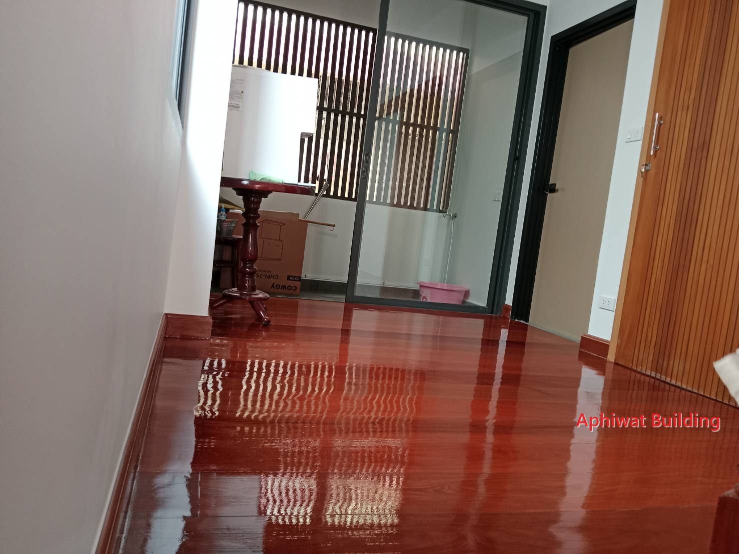 ห้องชั้นบนพื้นไม้จริง ประตูไม้ และหน้าต่างระแนง