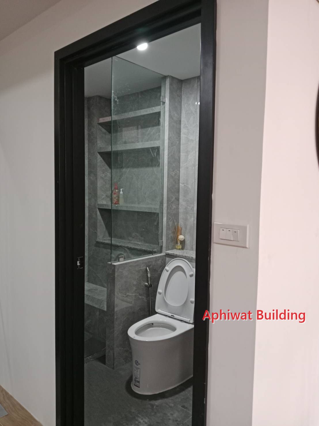 ห้องน้ำผนังกระเบื้องเทา ประตูกรอบดำ
