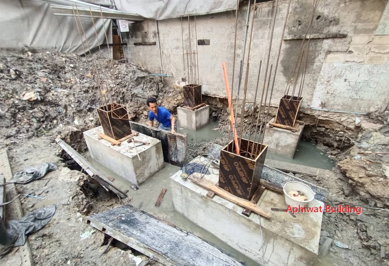 ขุดดินและฐานราก — ภาพหน้างาน 6 บ้าน 3 ชั้น ย่านสุขุมวิท