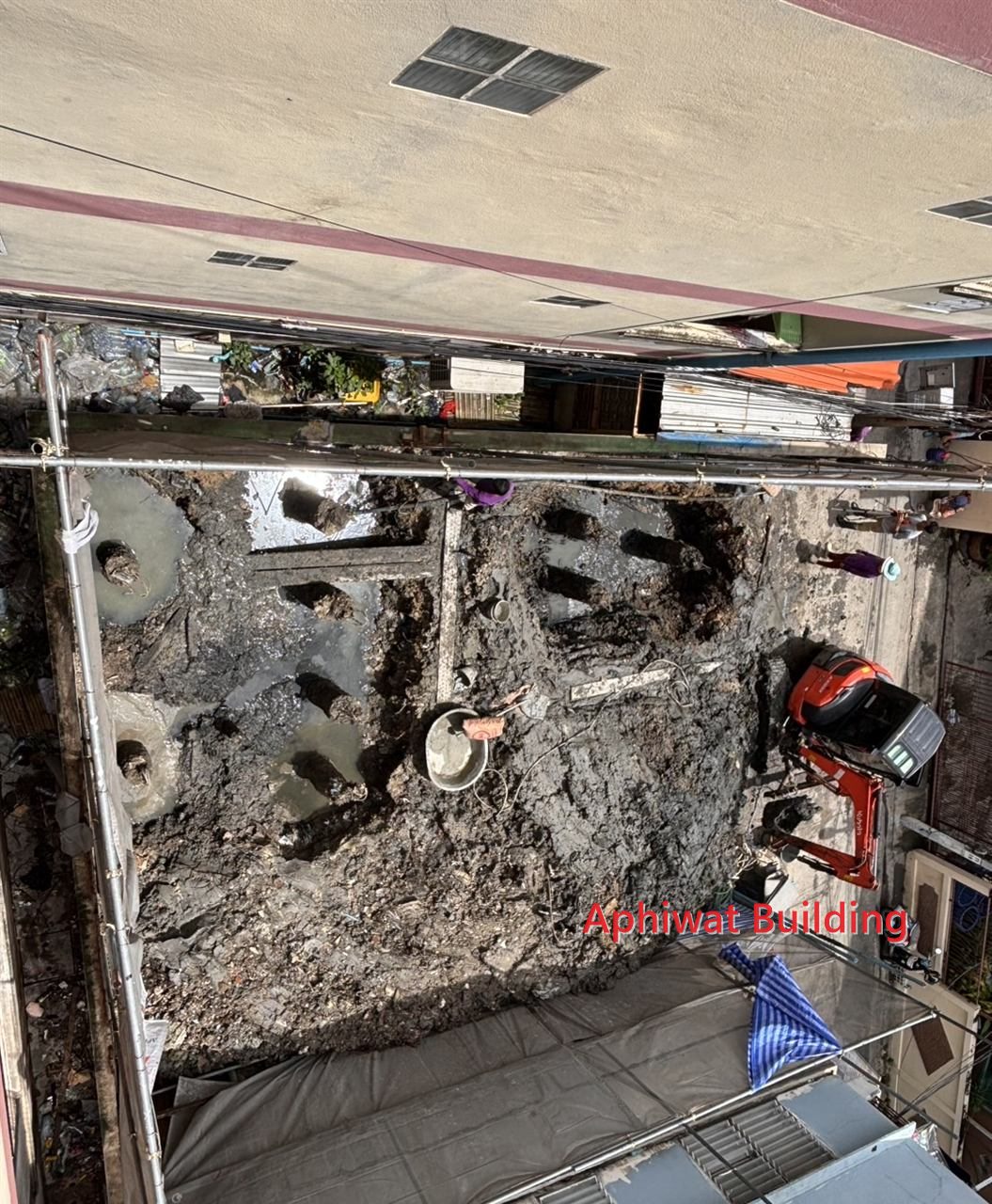 ขุดดินและฐานราก — ภาพหน้างาน 7 บ้าน 3 ชั้น ย่านสุขุมวิท