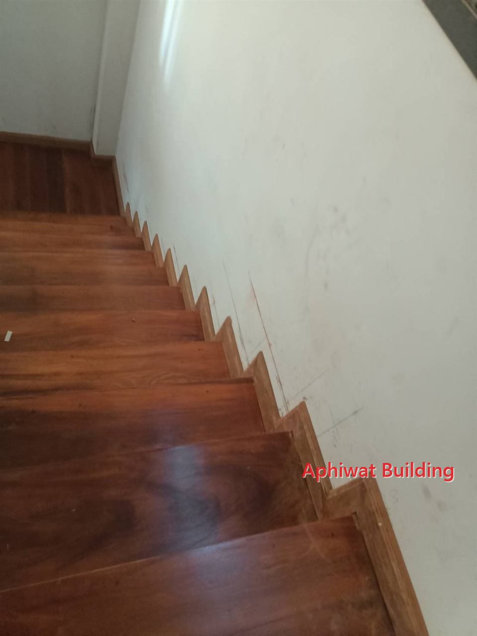 งานภายใน — หน้าต่าง พื้นไม้ บันไดไม้ — ภาพหน้างาน 23 บ้าน 3 ชั้น ย่านสุขุมวิท