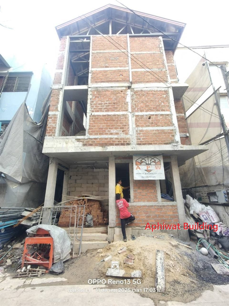 โครงหลังคาเหล็กและงานหลังคา — ภาพหน้างาน 2 บ้าน 3 ชั้น ย่านสุขุมวิท