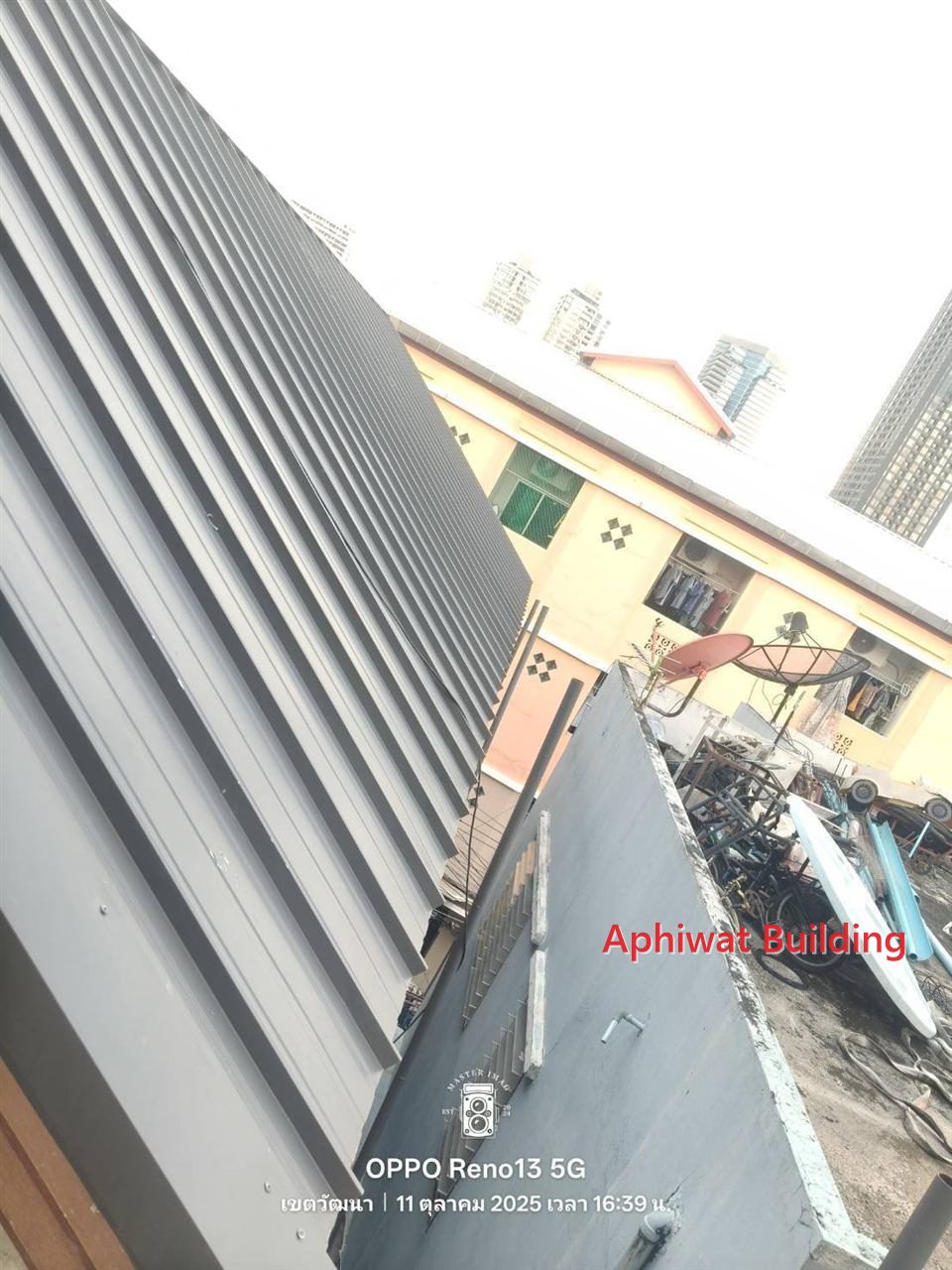 โครงหลังคาเหล็กและงานหลังคา — ภาพหน้างาน 4 บ้าน 3 ชั้น ย่านสุขุมวิท