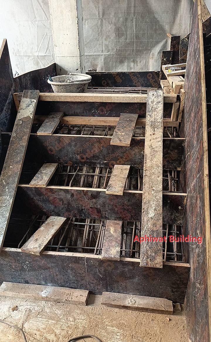 บันได คสล. — ภาพหน้างาน 5 บ้าน 3 ชั้น ย่านสุขุมวิท