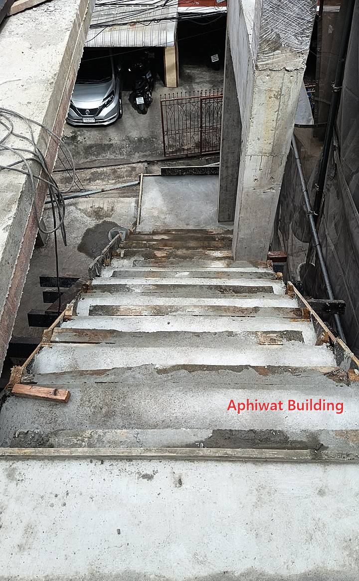 บันได คสล. — ภาพหน้างาน 6 บ้าน 3 ชั้น ย่านสุขุมวิท