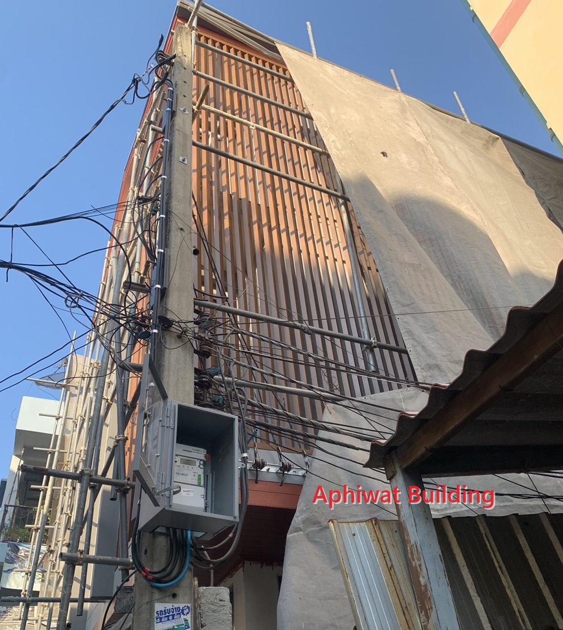 ติดตั้งผนังระแนงด้านหน้าอาคาร